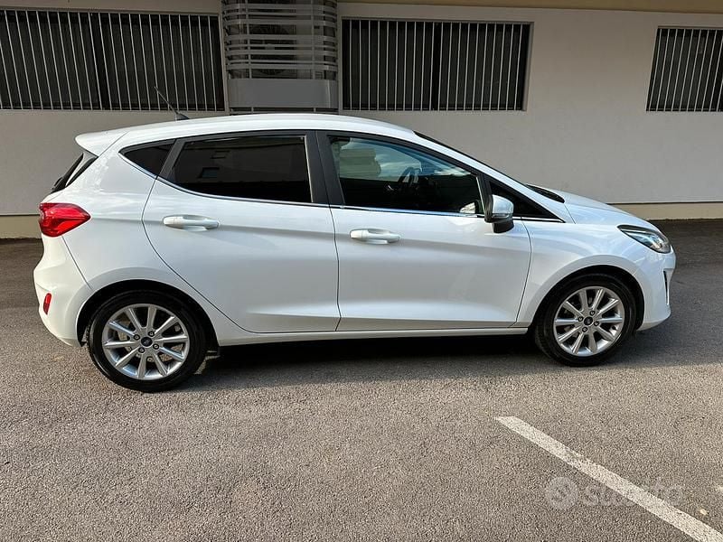 Usata 2019 Ford Fiesta Tre volumi | 9990 € (Buon prezzo) - Immagine 1/4