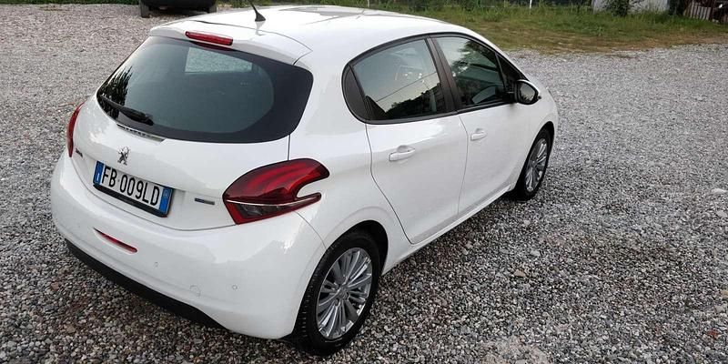 Usata Peugeot 208 Allure 82 CV (60 kW) 2016 Utilitaria