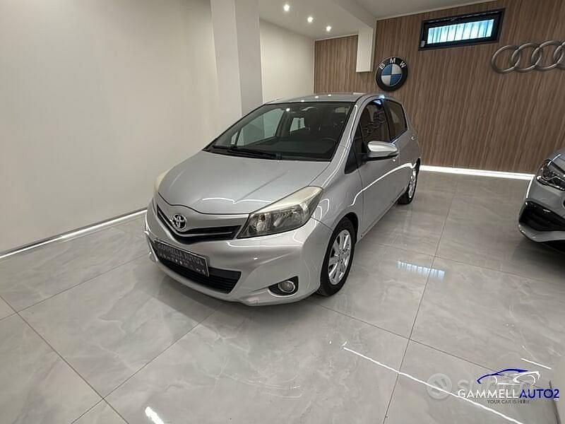 Usata Toyota Yaris 90 CV (66 kW) 2013 Grigio Utilitaria