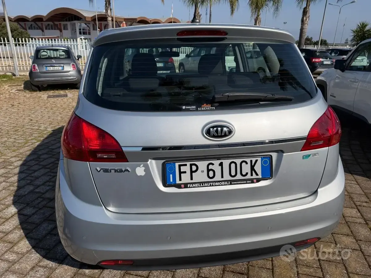 Usata Kia Venga 90 CV (66 kW) 2018 Grigio Utilitaria