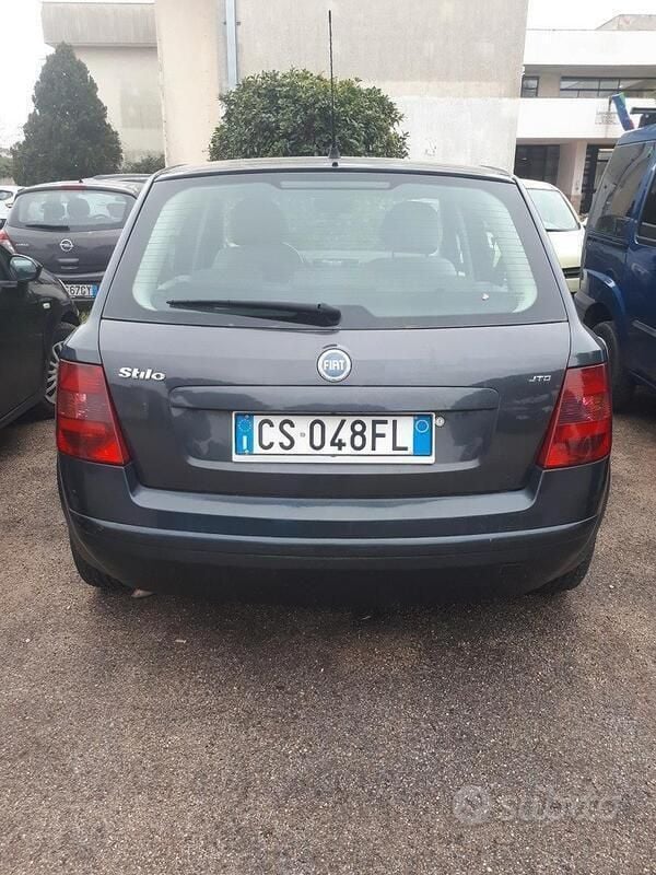 Usata Fiat Stilo 115 CV (84 kW) 2004 Grigio Berlina