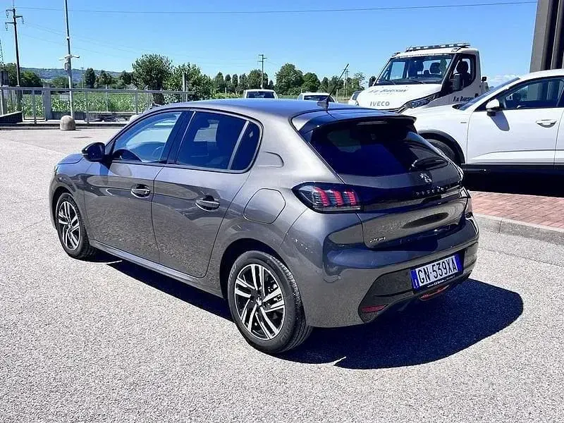 Usata Peugeot 208 Allure 101 CV (74 kW) 2023 Grigio Utilitaria