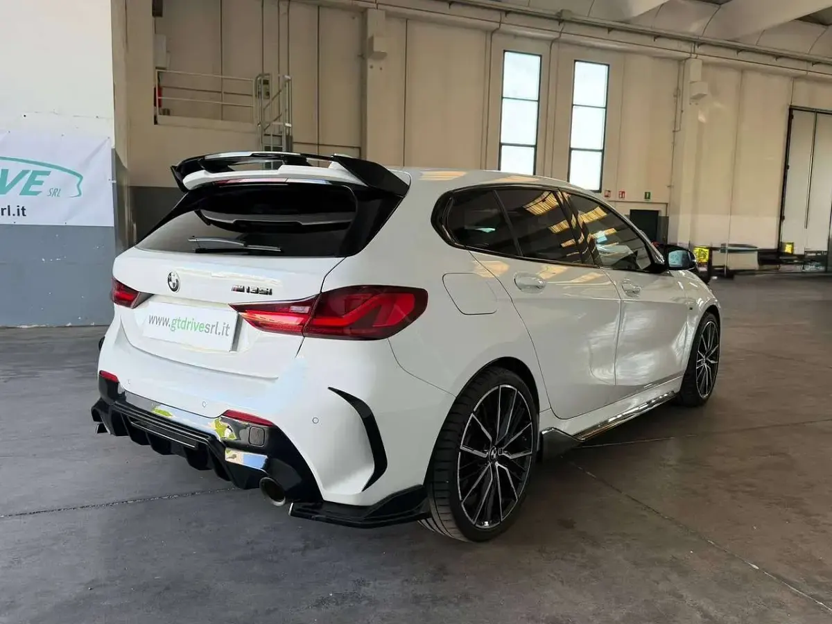 Usata BMW M135 M Sport 306 CV (225 kW) 2021 Bianco pastello Utilitaria