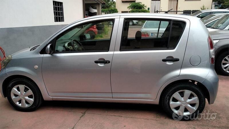 Usata Daihatsu Sirion 58 CV (42 kW) 2008 Argento Utilitaria