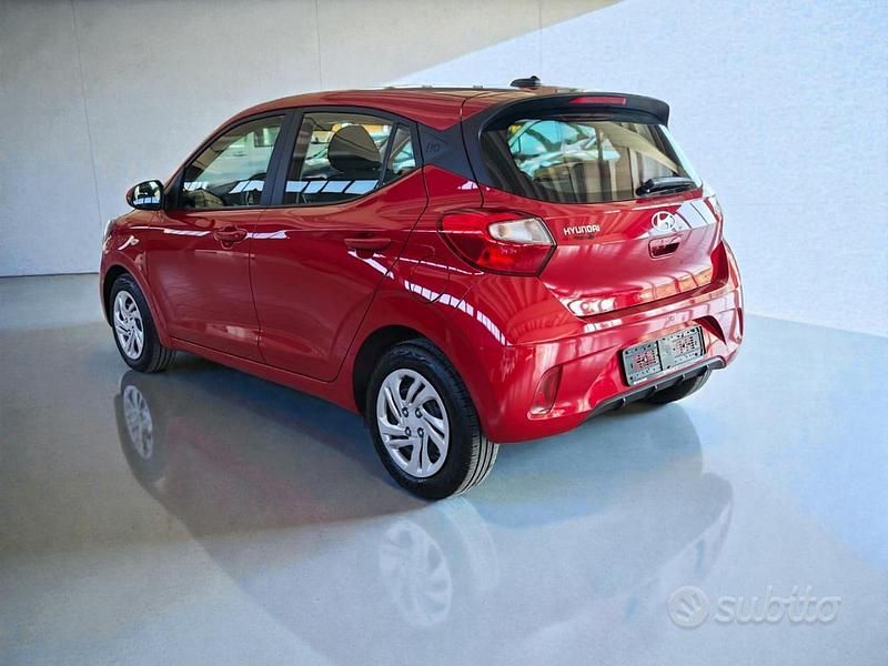 Usata Hyundai i10 Essential 63 CV (46 kW) 2025 Rosso metallizzato Utilitaria