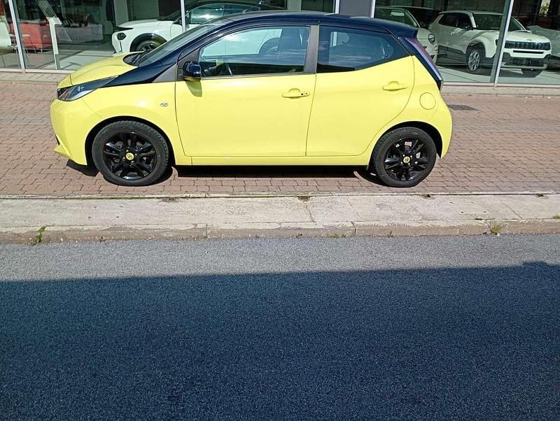 Usata Toyota Aygo X-cite 69 CV (50 kW) 2016 Giallo Utilitaria