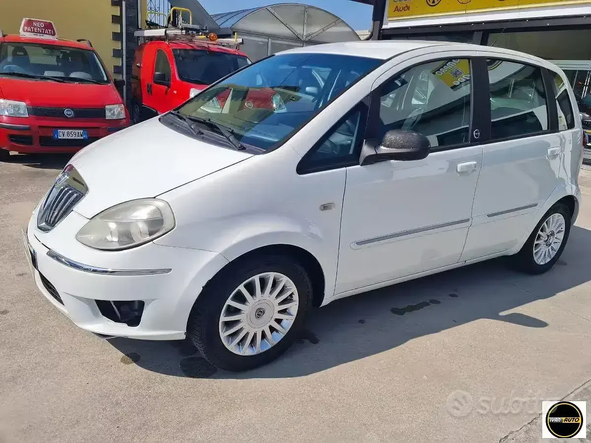 Usata Lancia Musa 77 CV (56 kW) 2012 Bianco Monovolume