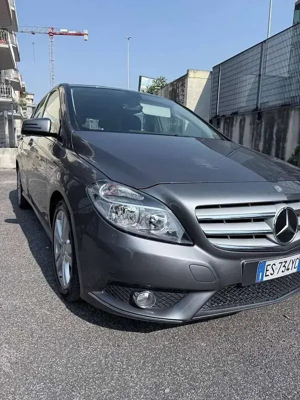 Usata Mercedes B180 Executive 109 CV (80 kW) 2013 Bronzo Utilitaria