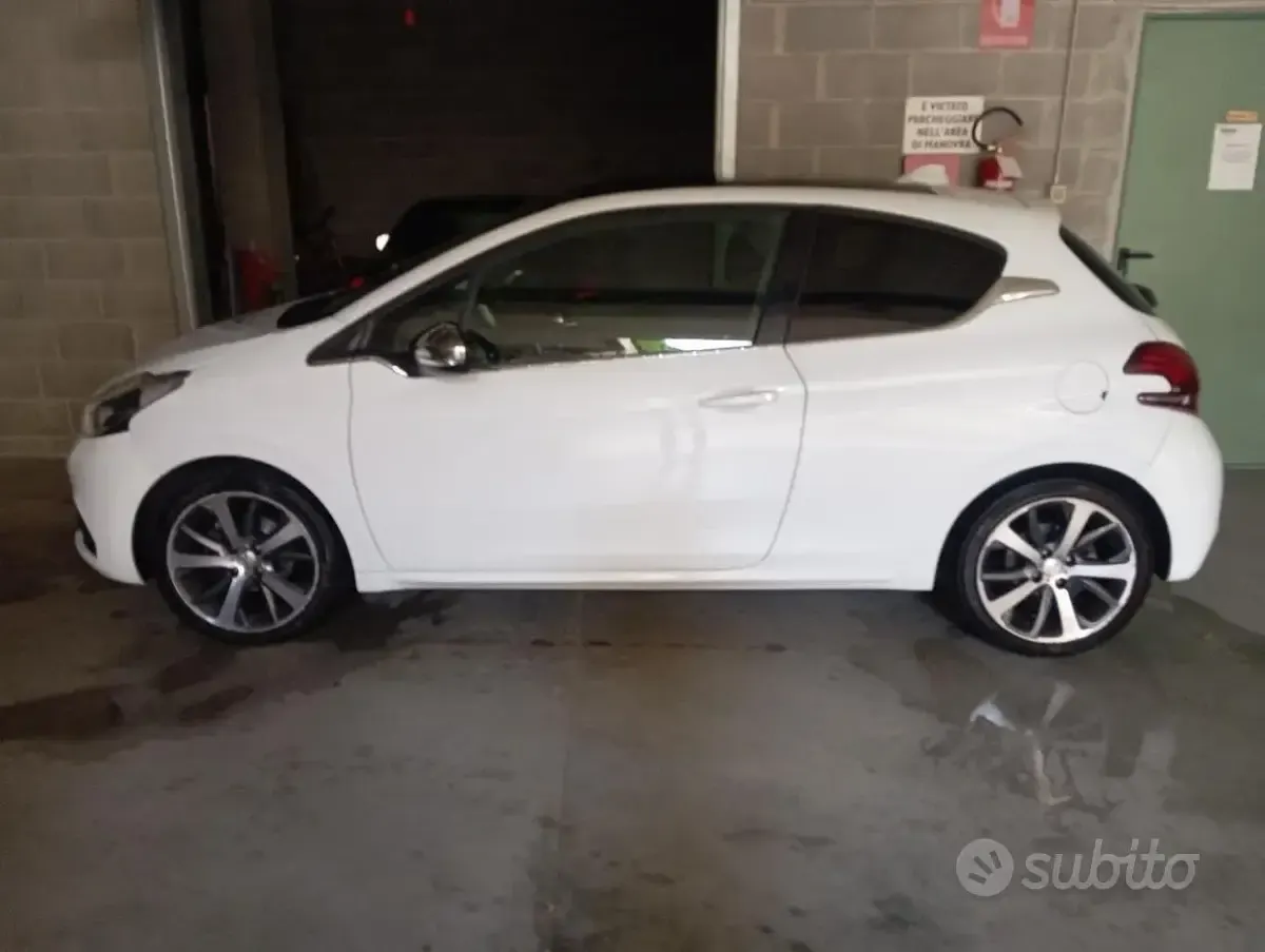 Usata Peugeot 208 100 CV (73 kW) 2016 Bianco Utilitaria