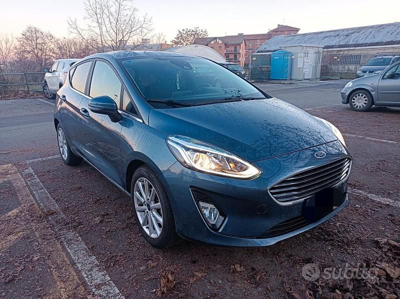 Blu Usata 2018 Ford Fiesta Titanium Tre volumi | 9000 € (Buon prezzo) - Immagine 1/4