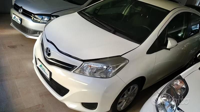Usata Toyota Yaris Active 90 CV (66 kW) 2013 Bianco Utilitaria