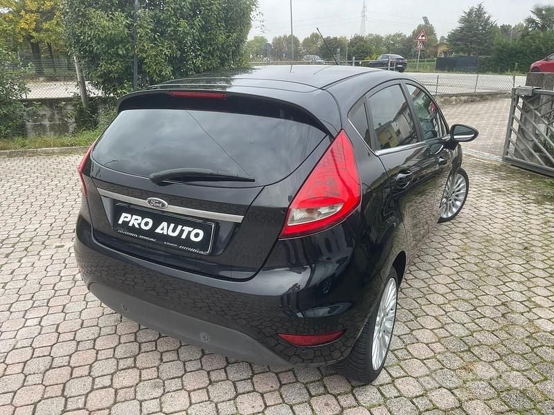 Usata Ford Fiesta Titanium 97 CV (71 kW) 2011 Nero Utilitaria