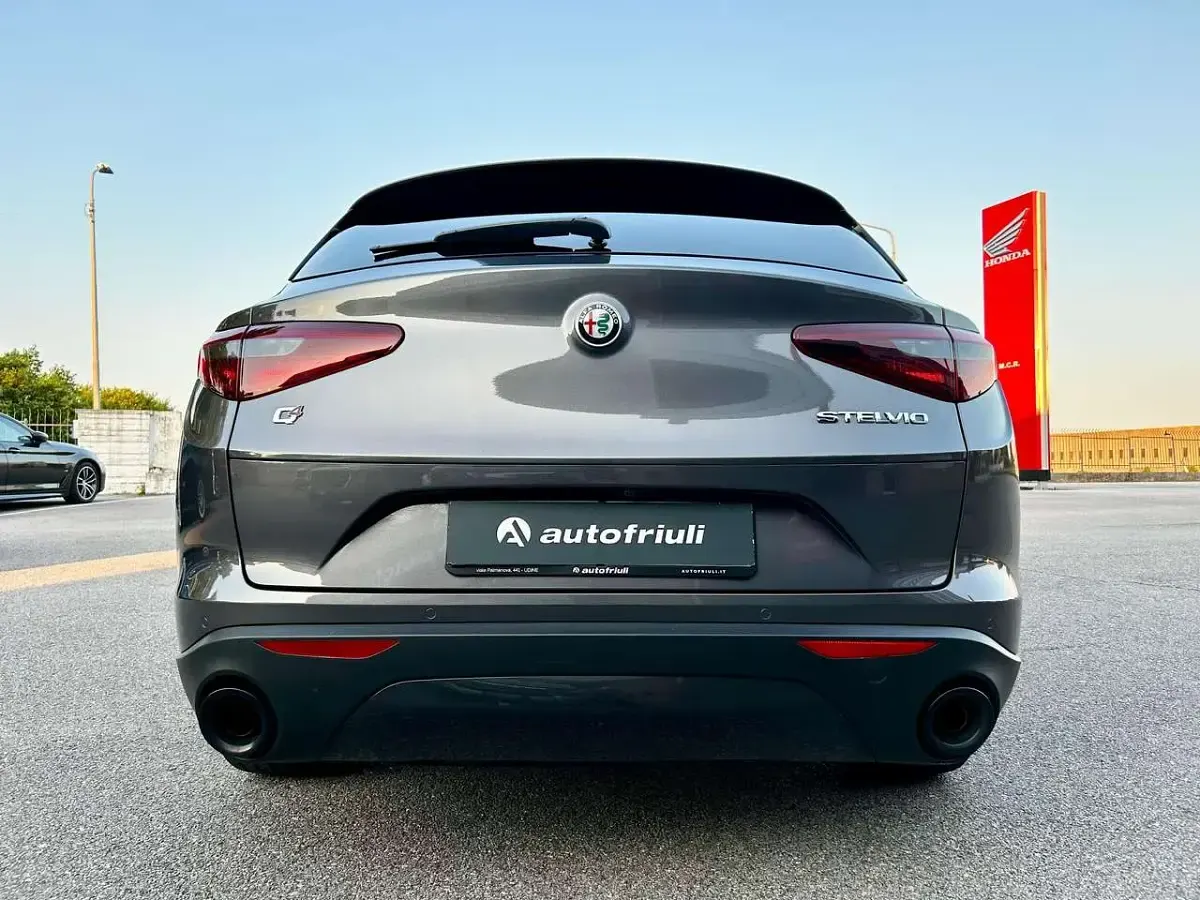 Usata Alfa Romeo Stelvio Sprint 160 CV (117 kW) 2022 Grigio vesuvio SUV