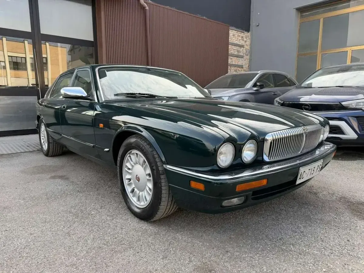 Usata Jaguar XJ 241 CV (177 kW) 1995 Verde Berlina