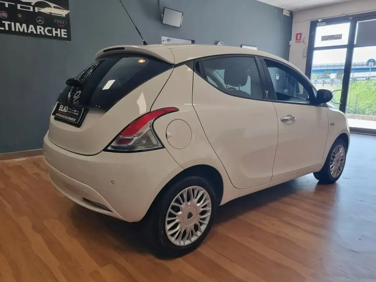 Usata Lancia Ypsilon Gold 69 CV (50 kW) 2016 Bianco Utilitaria
