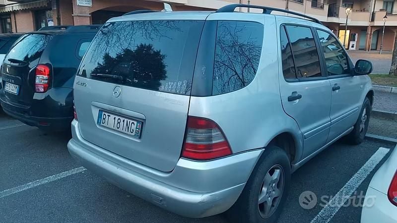 Usata Mercedes ML270 163 CV (119 kW) 2001 Grigio SUV