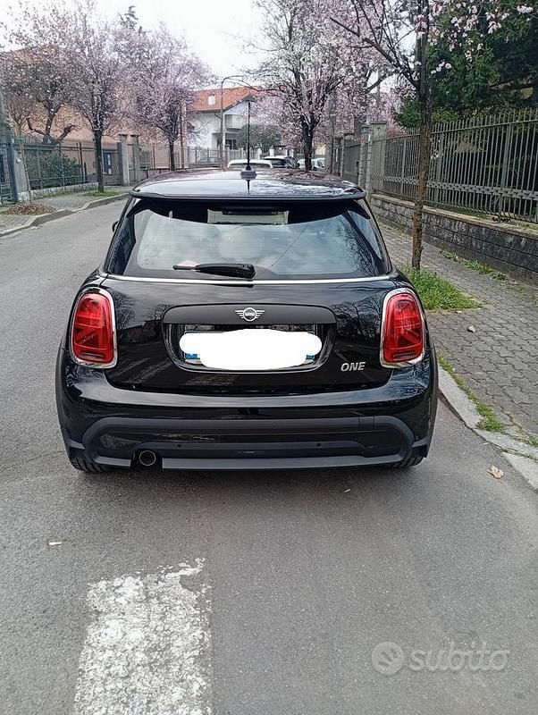 Begagnad Mini Cooper 75 HK (55 kW) 2022 Svart Halvkombi