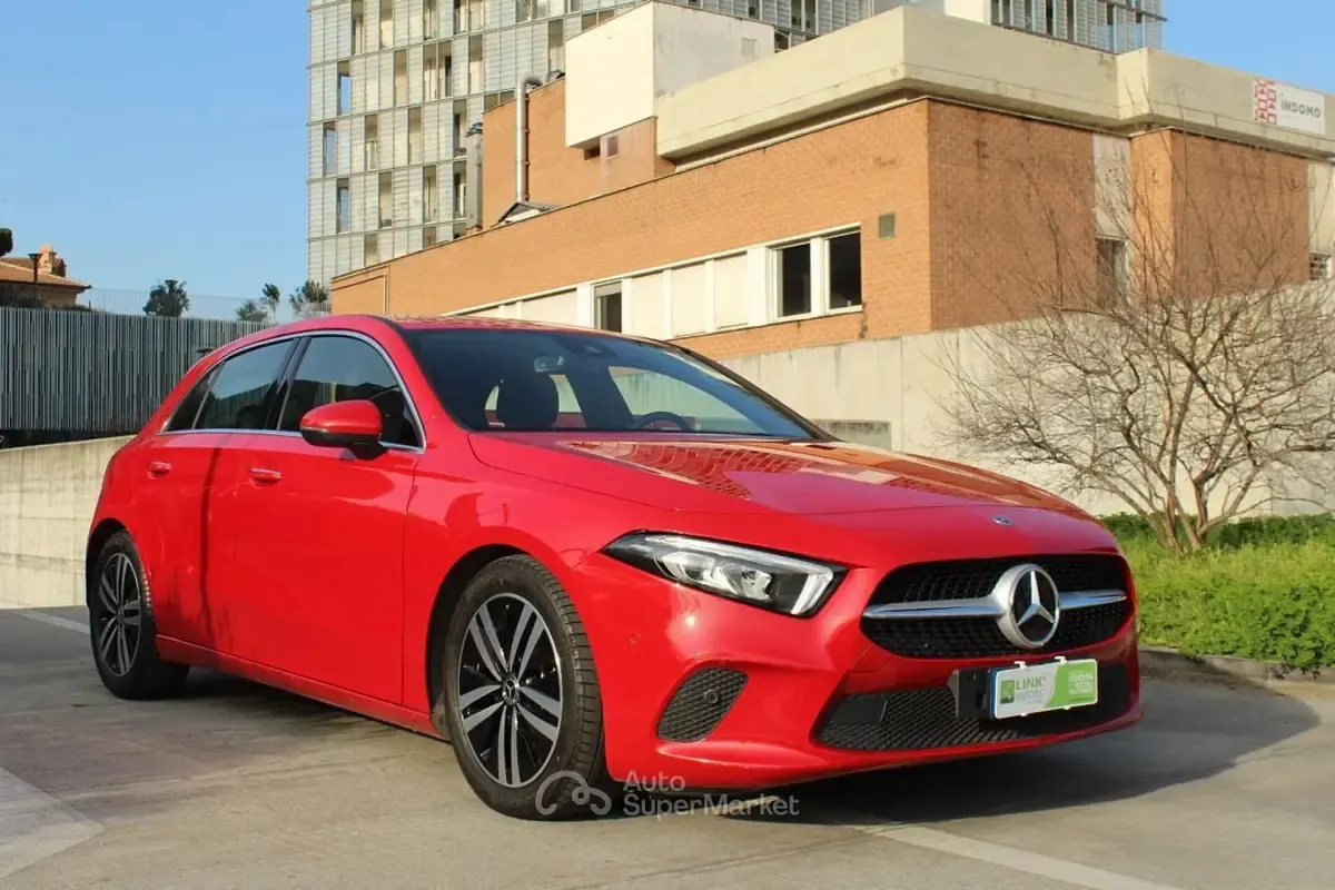 Gebraucht Mercedes A180 Premium 136 PS (100 kW) 2019 Rot Limousine