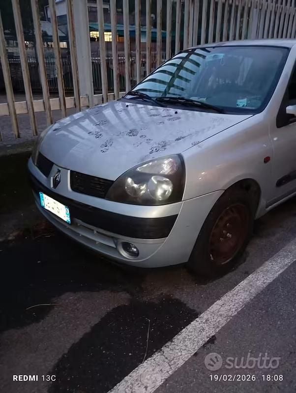 Usado Renault Clio II 58 CV (42 kW) 2002 Gris Berlina
