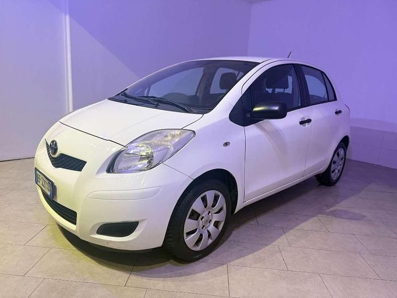 Usata Toyota Yaris 69 CV (50 kW) 2011 Bianco Berlina