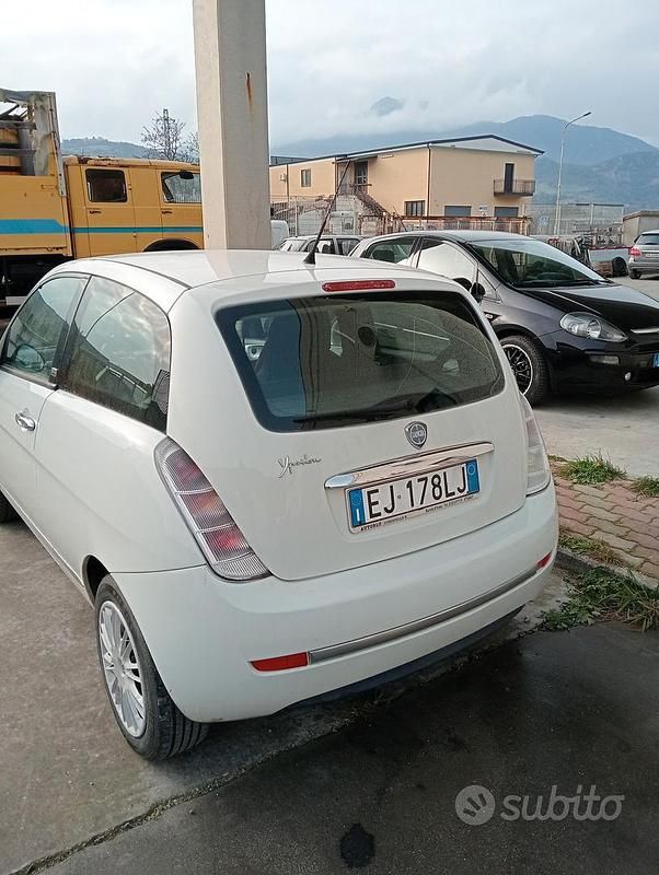 Usata Lancia Ypsilon 75 CV (55 kW) 2011 Bianco Utilitaria