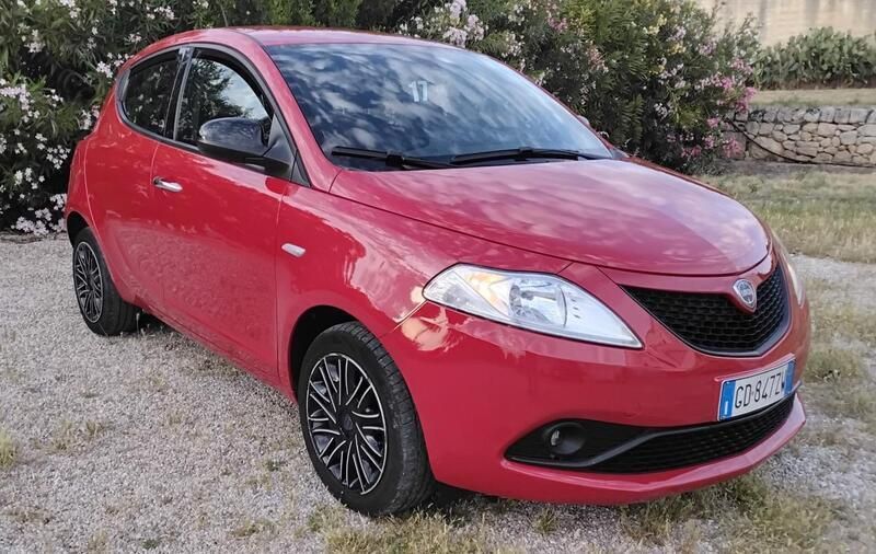 Usata Lancia Ypsilon Silver 69 CV (50 kW) 2021 Rosso Utilitaria