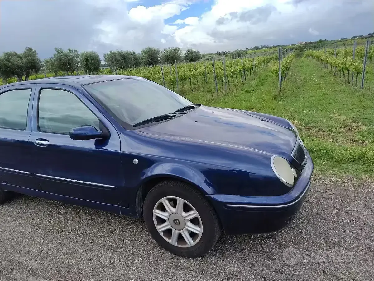 Usata Lancia Lybra 131 CV (96 kW) 2000 Bluazzurro Berlina
