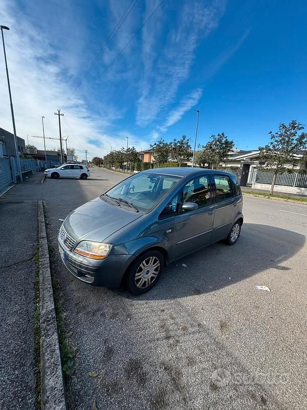 Usata Fiat Idea 90 CV (66 kW) 2007 Grigio Monovolume
