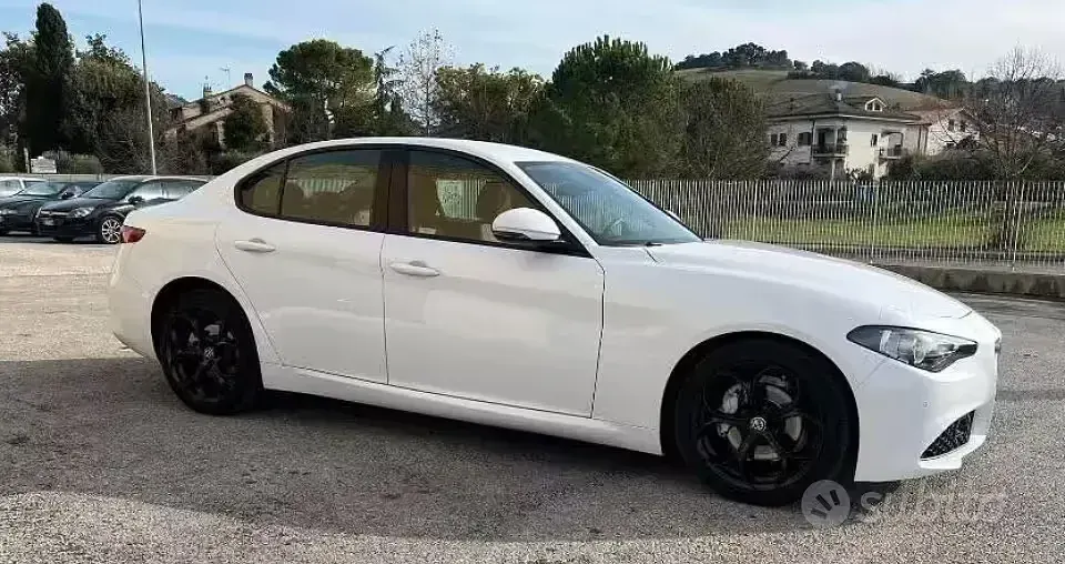 Usata Alfa Romeo Giulia 150 CV (110 kW) 2018 Bianco Berlina