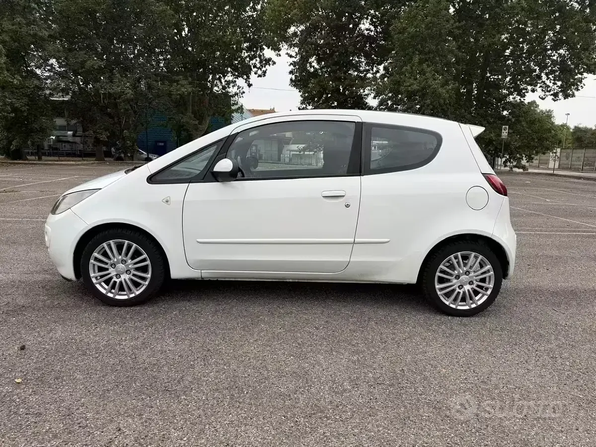 Usata Mitsubishi Colt 95 CV (69 kW) 2009 Bianco Utilitaria