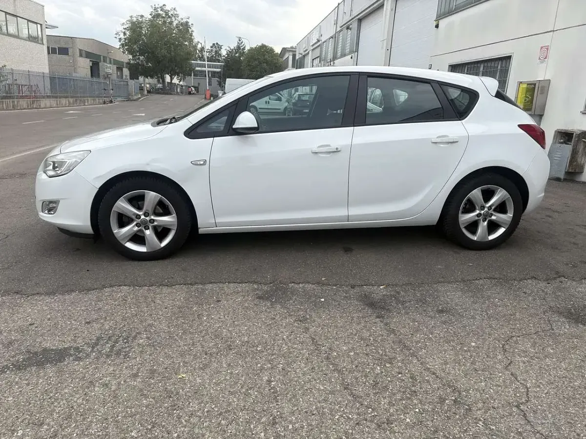 Usata Opel Astra Cosmo 101 CV (74 kW) 2011 Other Berlina