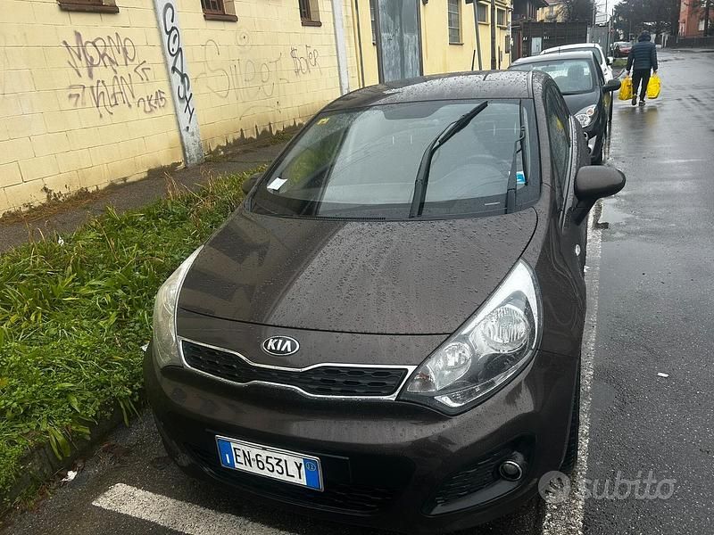 Usata Kia Rio 85 CV (62 kW) 2012 Marrone Berlina