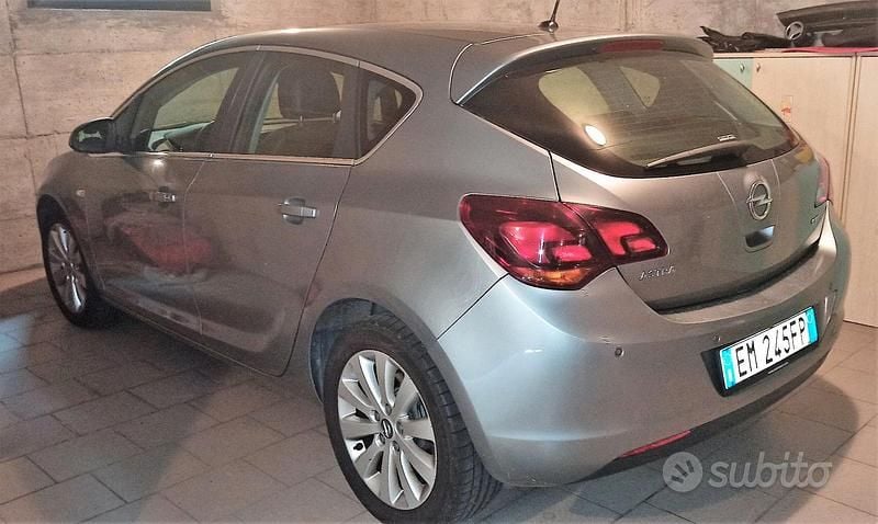 Grigio Usata 2012 Opel Astra Cosmo Tre volumi | 1500 € (Super prezzo) - Immagine 1/4