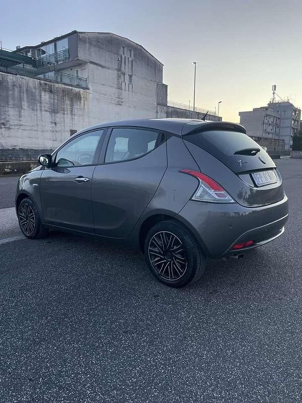 Usata Lancia Ypsilon Platinum 69 CV (50 kW) 2018 Grigio Utilitaria