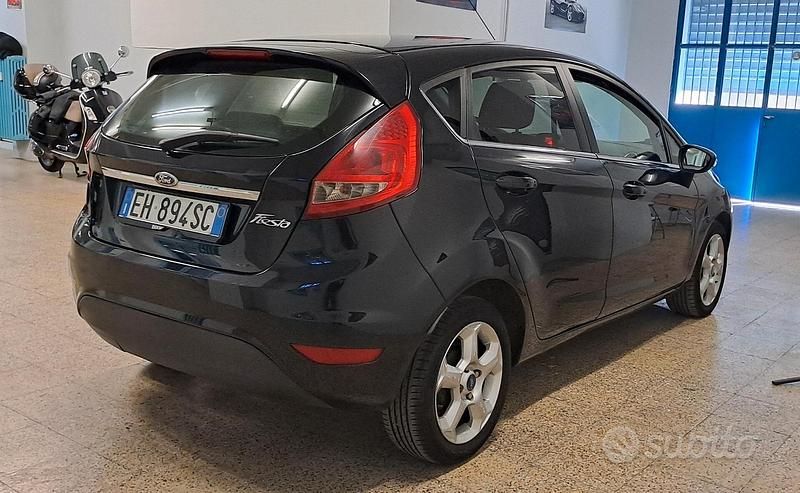 Usata Ford Fiesta 95 CV (69 kW) 2011 Nero Utilitaria