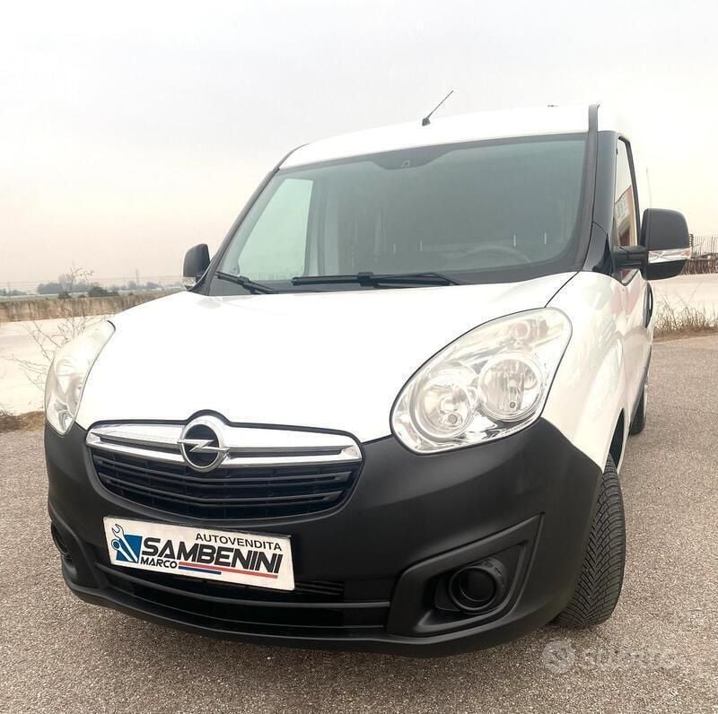 Bianco Usata 2015 Opel Combo Club Monovolume | 6900 € (Buon prezzo) - Immagine 1/4