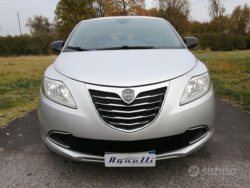 Usata Lancia Ypsilon 95 CV (69 kW) 2012 Argento Utilitaria