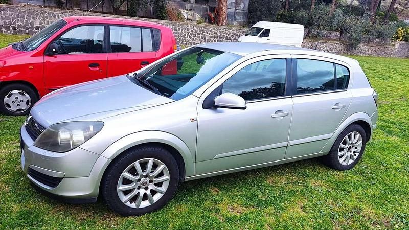 Usata Opel Astra Elegance 101 CV (74 kW) 2004 Argento Berlina