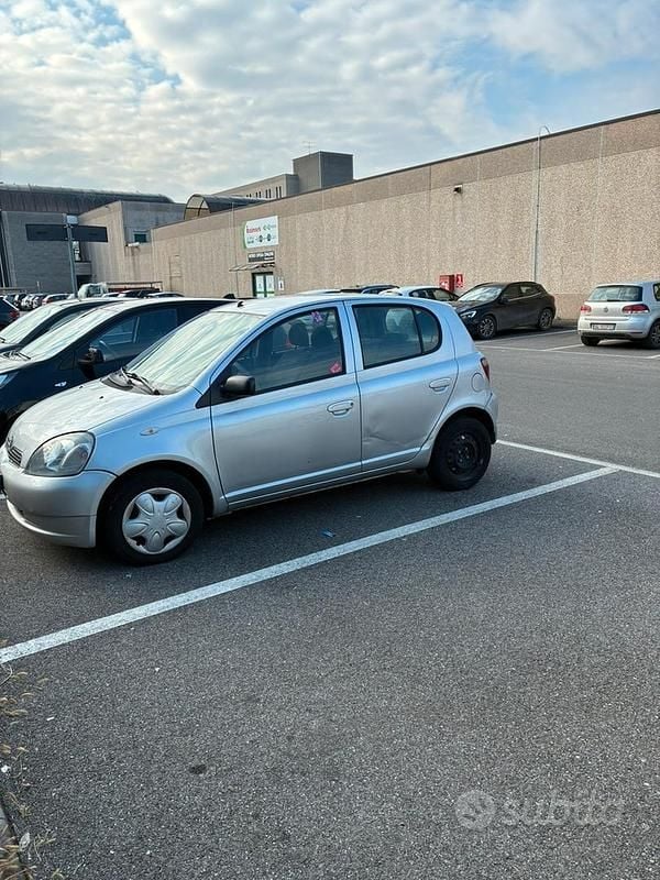 Usata 2002 Toyota Yaris Tre volumi | 500 € - Immagine 1/4