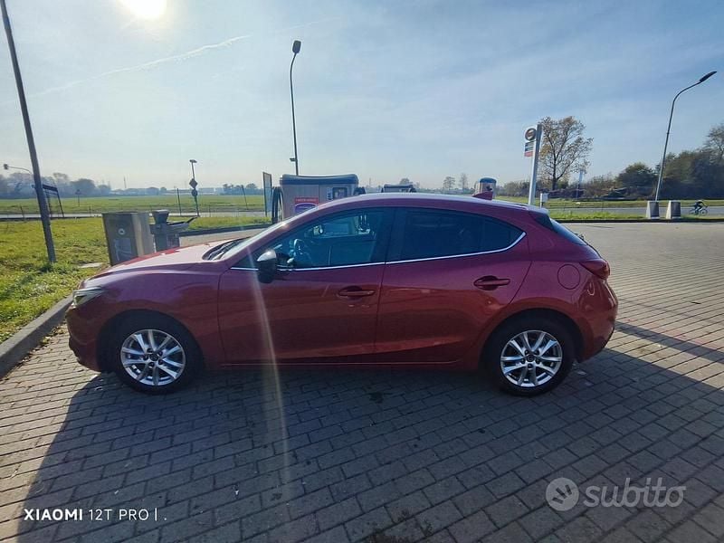 Rosso Usata 2016 Mazda 3 Tre volumi | 9899 € (Buon prezzo) - Immagine 1/4