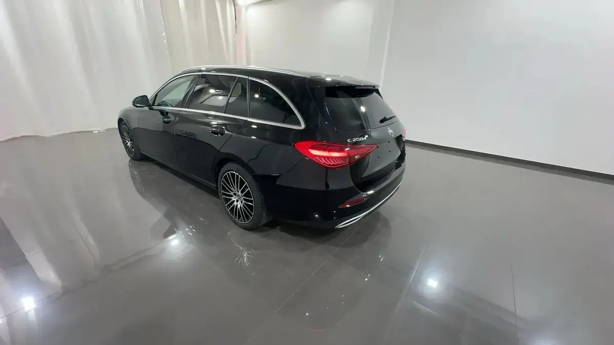 Usata Mercedes 200 Luxury 163 CV (119 kW) 2024 Obsidian black Station wagon
