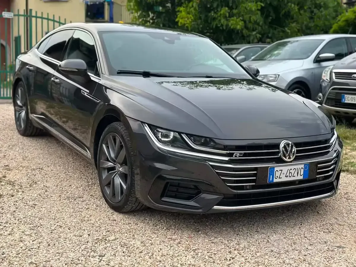 Usata VW Arteon R-line 190 CV (139 kW) 2018 Grigio Utilitaria