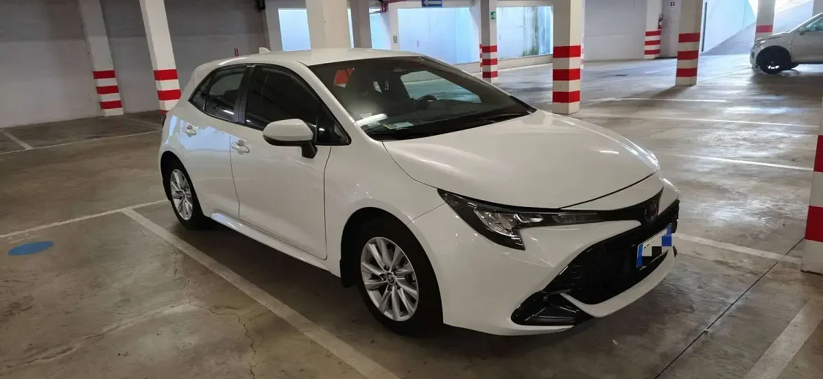 Usata Toyota Corolla Active 98 CV (72 kW) 2024 Bianco Berlina