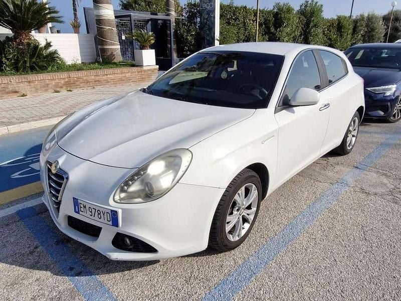 Usata Alfa Romeo Giulietta Distinctive 120 CV (88 kW) 2012 Bianco Utilitaria