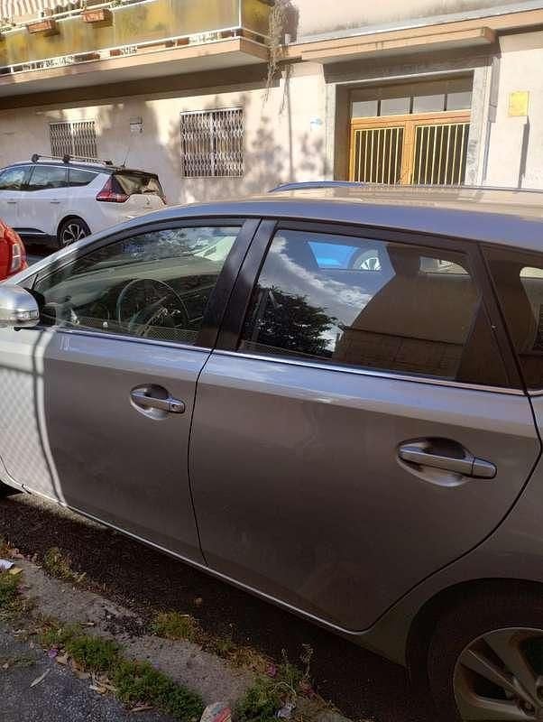 Usata Toyota Auris Hybrid Lounge 99 CV (72 kW) 2013 Grigio Berlina