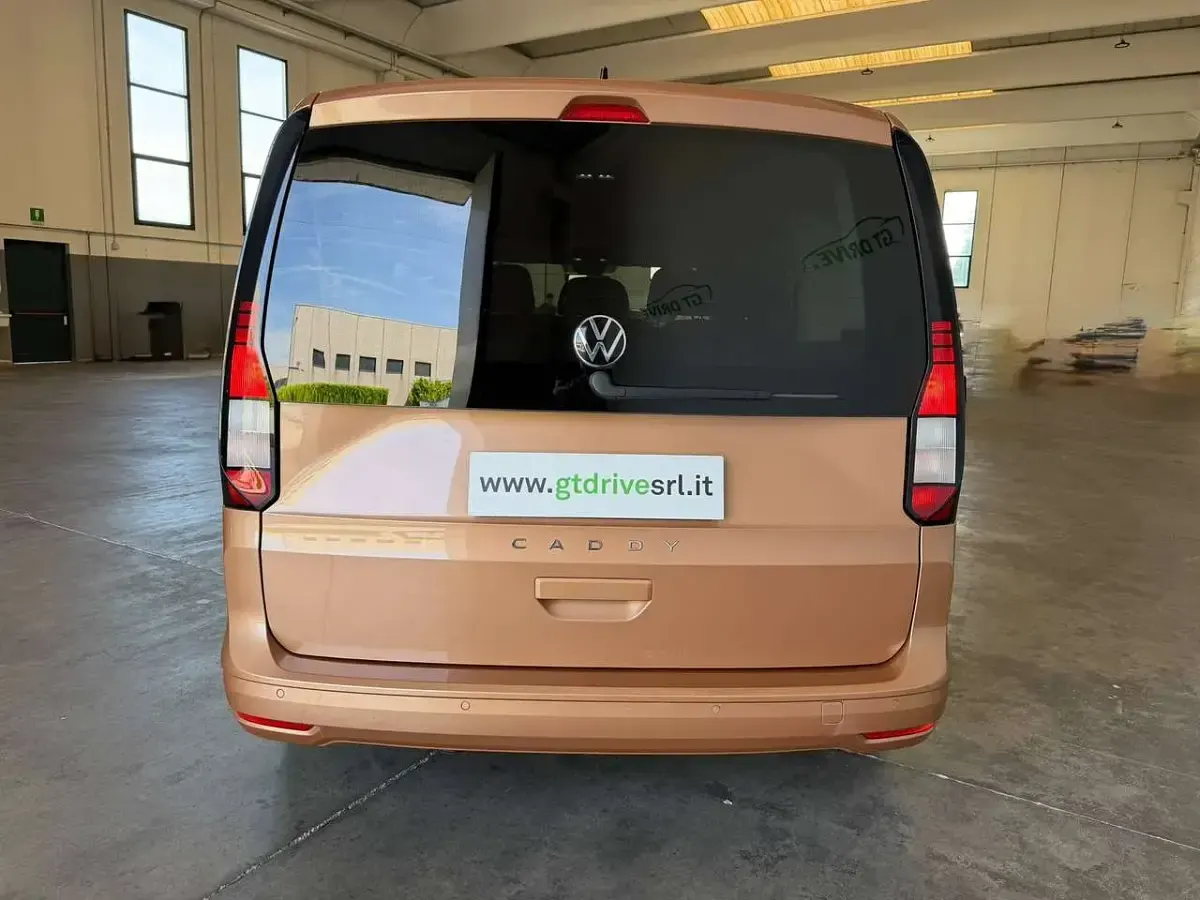 Usata VW Caddy 102 CV (75 kW) 2023 Bronzo metallizzato Monovolume