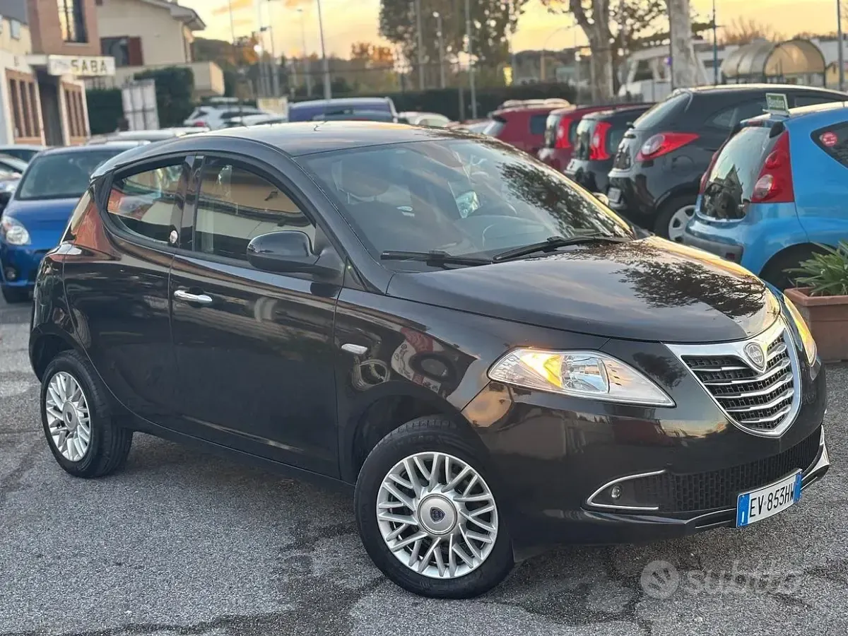 Gebraucht Lancia Ypsilon 80 PS (58 kW) 2014 Schwarz Kleinwagen