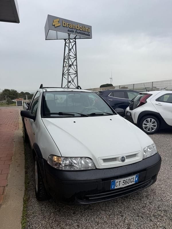 Usata Fiat Strada 62 CV (45 kW) 2005 Bianco