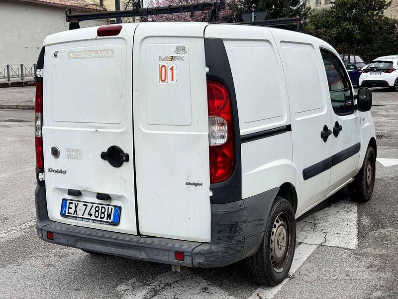 Begagnad Fiat Doblò 75 HK (55 kW) 2009 Vit Minibuss