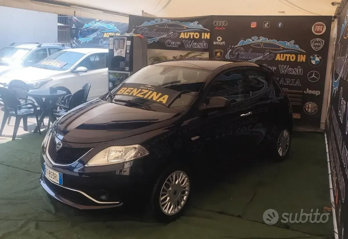 Usata Lancia Ypsilon Platinum 69 CV (50 kW) 2016 Bluazzurro Utilitaria
